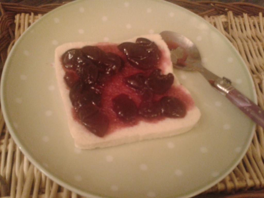 Un petit goûter à la confiture de cerises